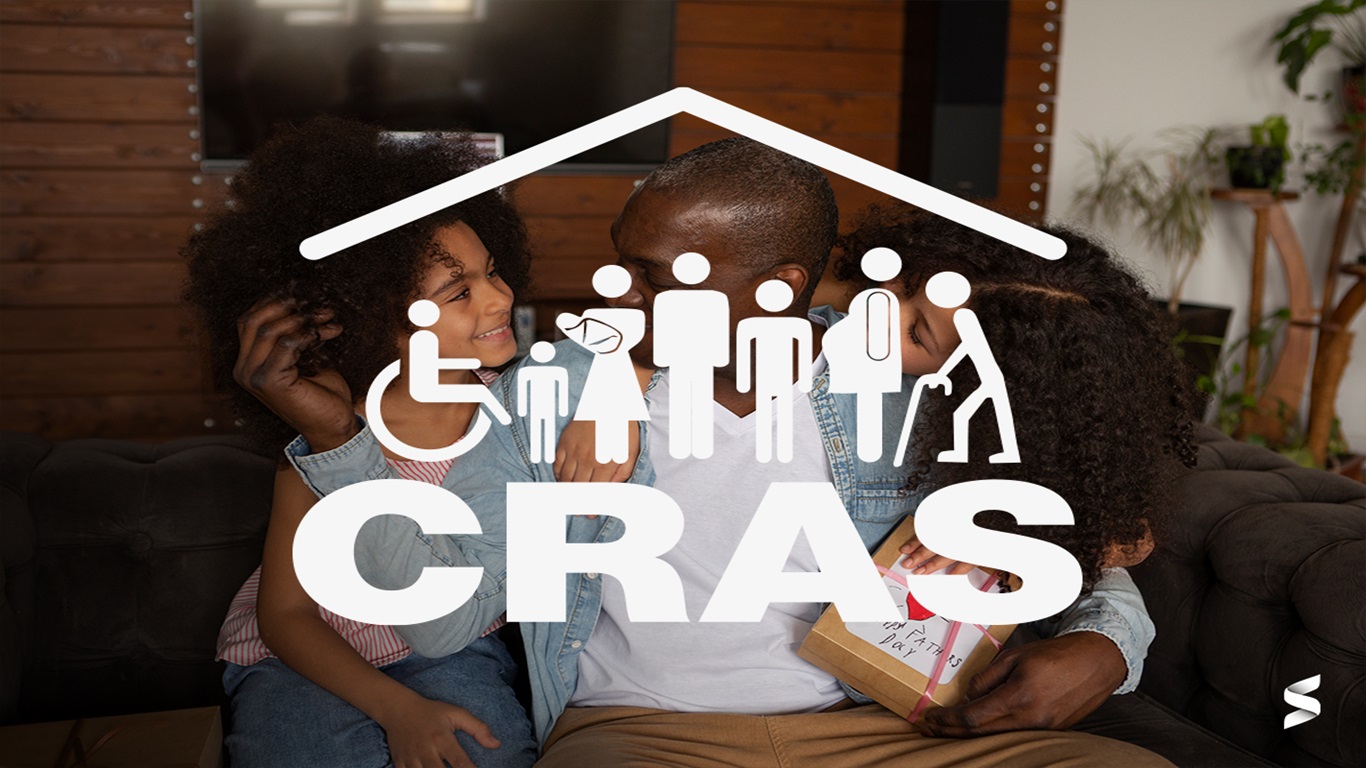 Uma sala, com uma televisão na parede, pai e filhas