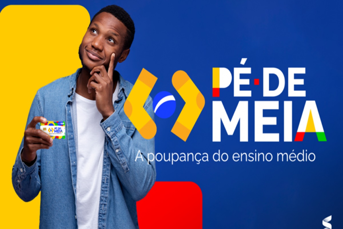 Homem com um olhar fixo, com cartão pé-de-meia na mão